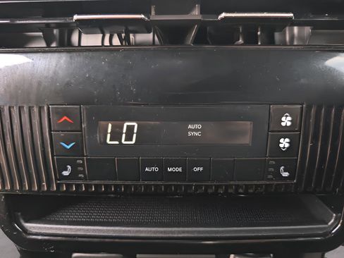 Used 2023 Jeep Wagoneer Series II AWD/4WD image 17