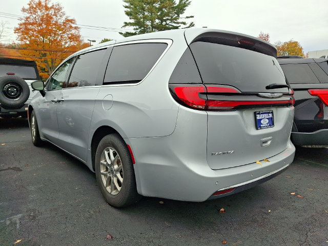Used 2024 Chrysler Pacifica Touring-L FWD image 3