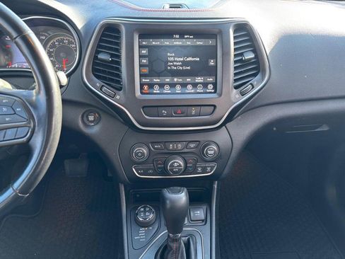 Used 2021 Jeep Cherokee Trailhawk AWD/4WD image 13
