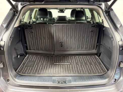 Used 2021 Toyota Highlander XLE FWD image 19