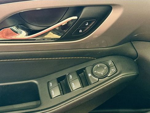 Used 2020 Chevrolet Traverse LT image 18