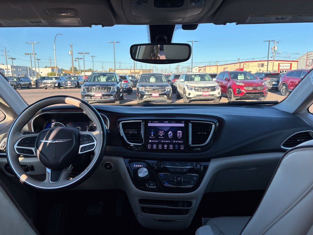 Used 2018 Chrysler Pacifica Limited FWD image 11