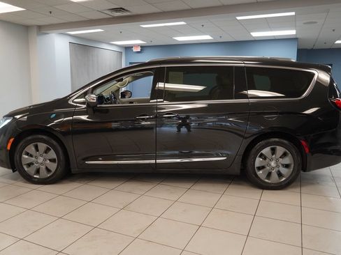Used 2018 Chrysler Pacifica Limited w/ Advanced Safetytec Group FWD image 2