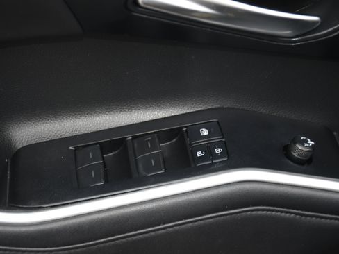 Used 2020 Toyota Highlander XLE FWD image 11