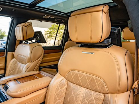 Used 2023 Jeep Grand Wagoneer Series III AWD/4WD image 31