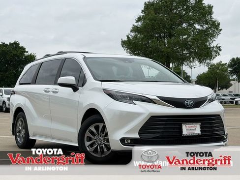 Used 2025 Toyota Sienna XLE image 1