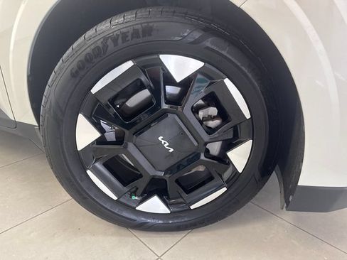 Used 2025 Kia Carnival EX FWD image 31