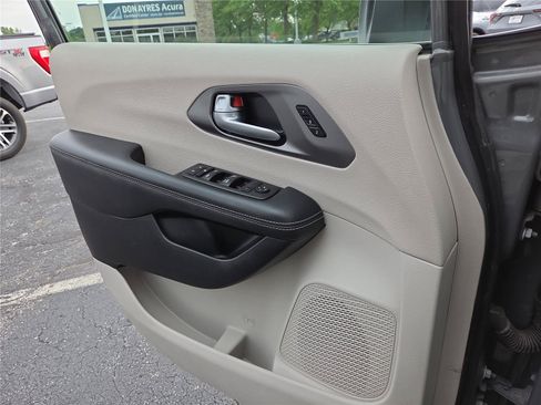 Used 2023 Chrysler Pacifica Touring-L FWD image 17