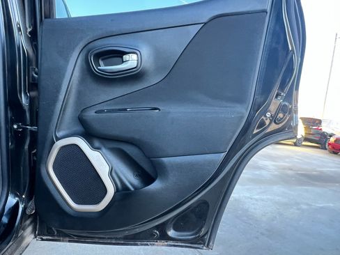 Used 2016 Jeep Renegade Latitude w/ Popular Equipment Group image 21