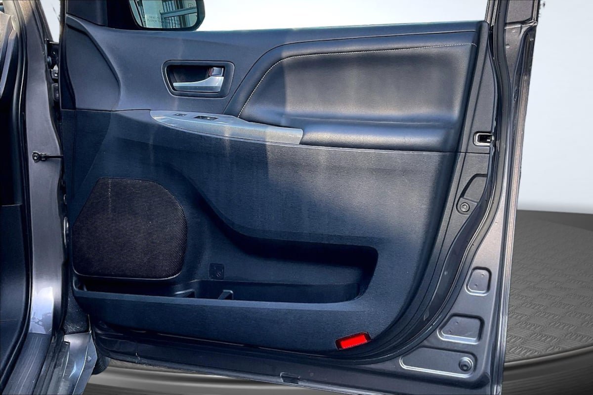 Used 2015 Toyota Sienna SE FWD image 24