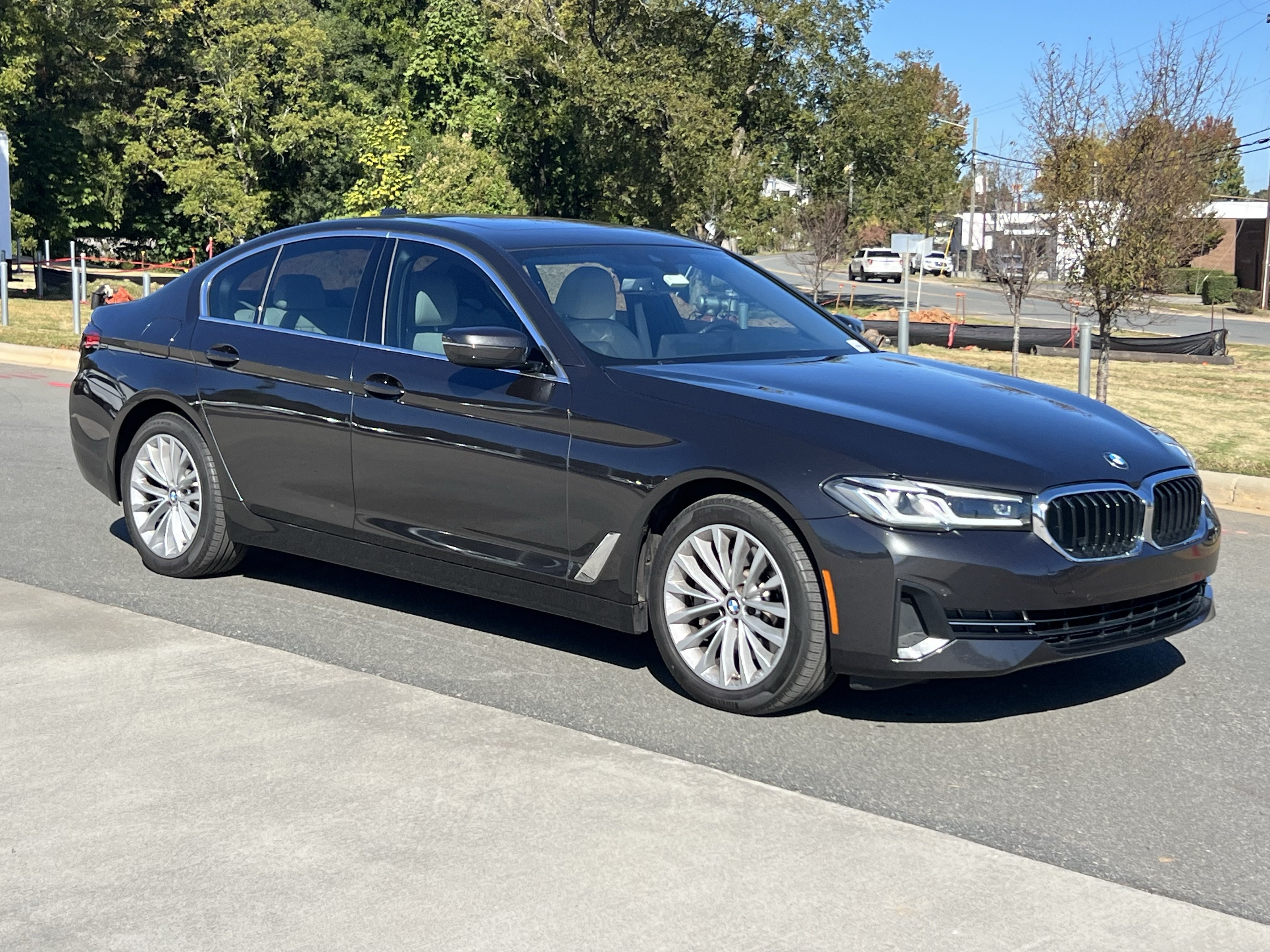 Used 2023 BMW 530i w/ Convenience Package RWD image 2