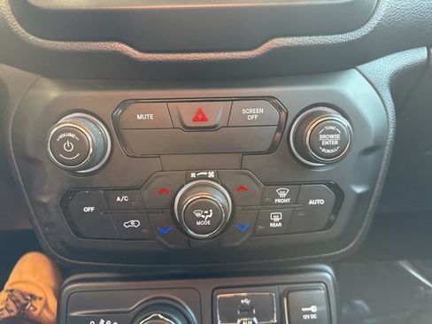 Used 2018 Jeep Renegade Latitude w/ Cold Weather Group AWD/4WD image 15