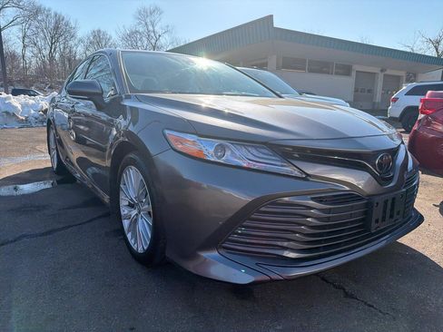 Used 2020 Toyota Camry XLE image 3