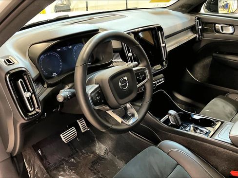 Certified 2022 Volvo XC40 T4 R-Design w/ Advanced Package image 16