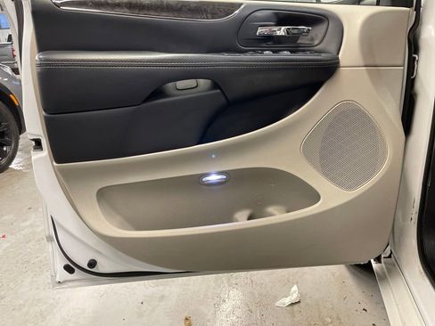 Used 2016 Chrysler Town & Country Touring image 11