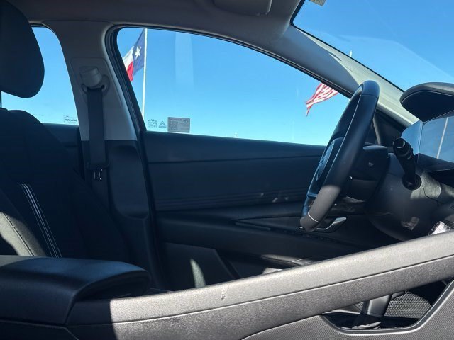 Used 2025 Hyundai Elantra SEL FWD image 32