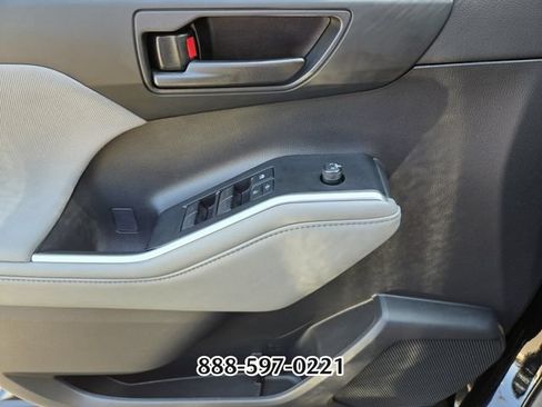 Used 2021 Toyota Highlander LE FWD image 31