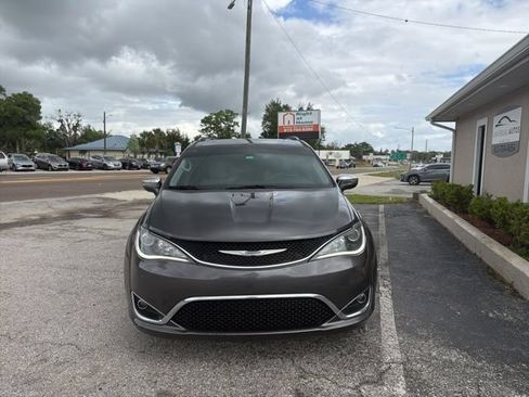Used 2020 Chrysler Pacifica Limited FWD image 3