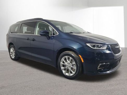 Used 2022 Chrysler Pacifica Touring-L image 3