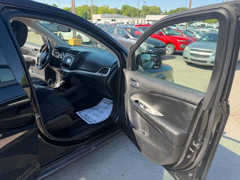 Used 2019 Dodge Journey SE FWD image 12