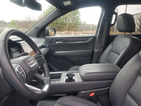 Used 2024 GMC Acadia Elevation image 17