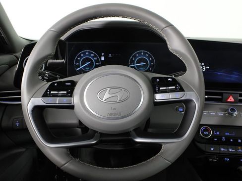 Certified 2025 Hyundai Elantra SEL image 25