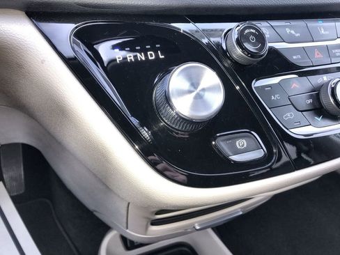 Used 2024 Chrysler Pacifica Touring-L FWD image 19