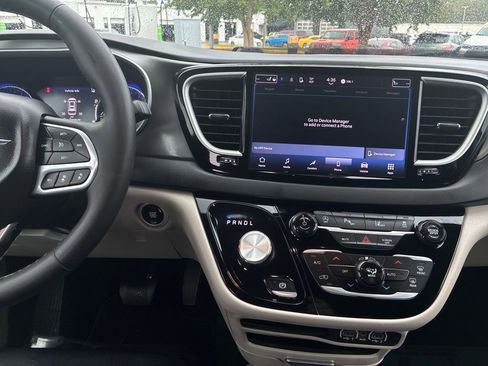 Used 2024 Chrysler Pacifica Touring-L image 18