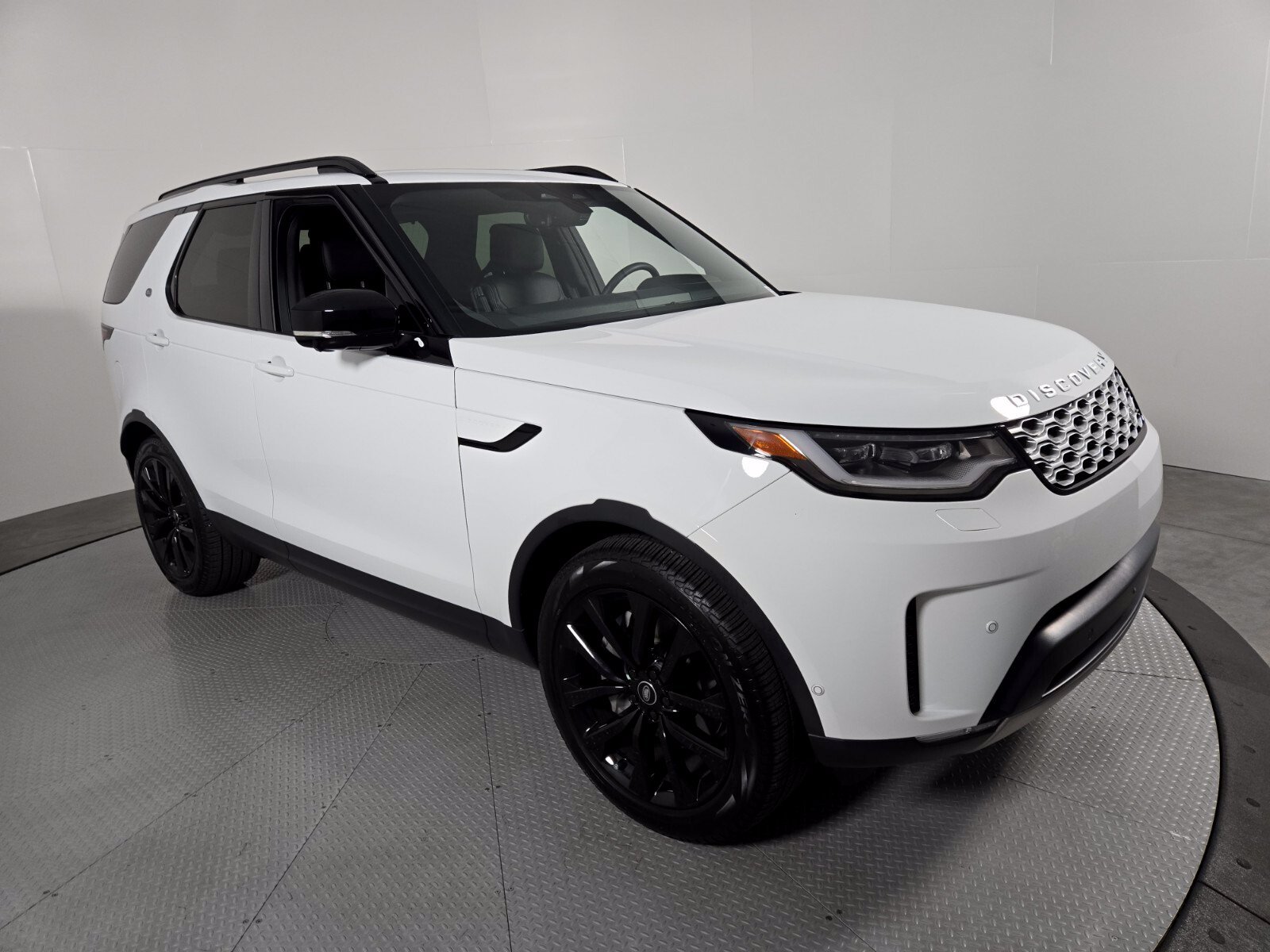 Used 2026 Land Rover Discovery S AWD/4WD image 16