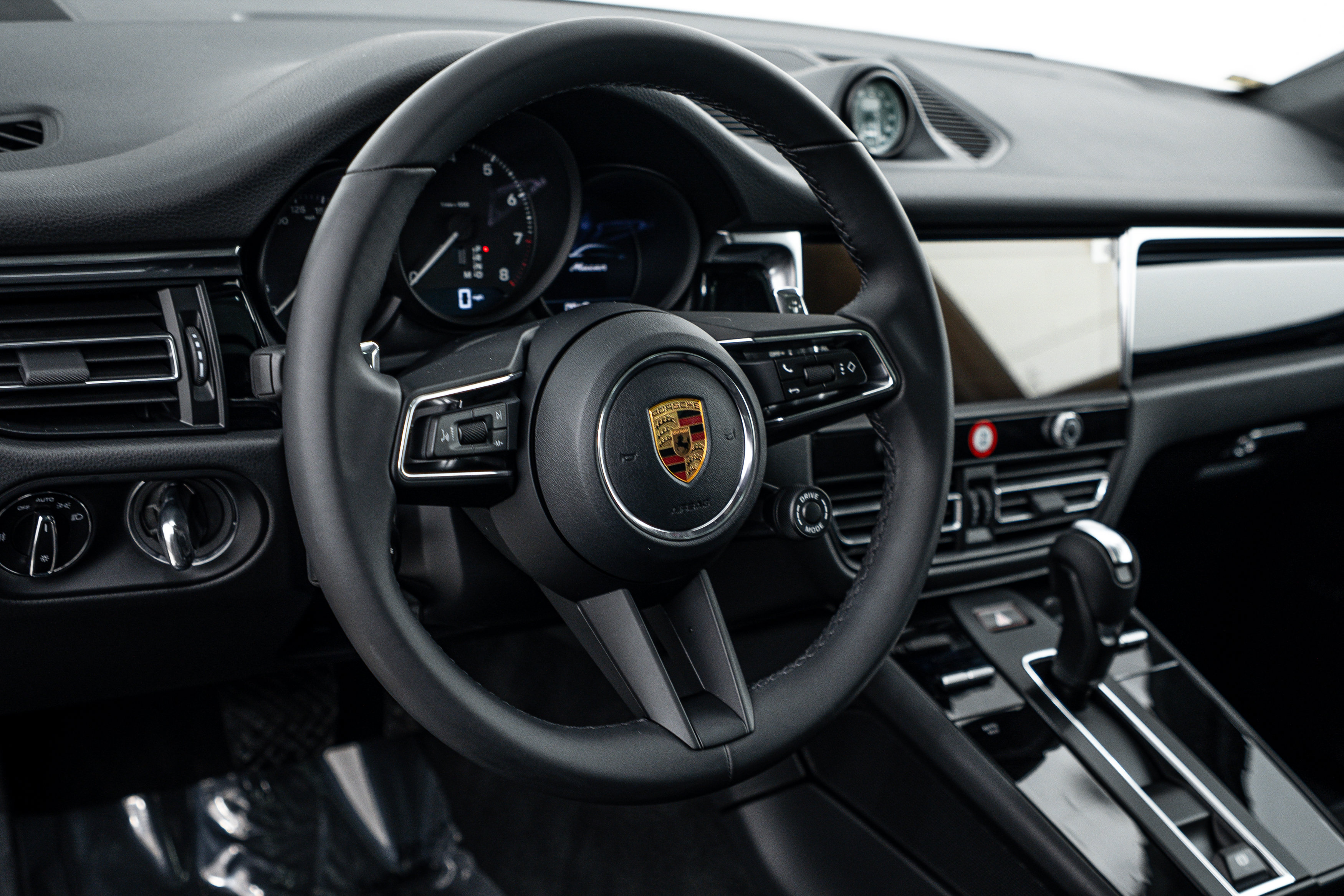 Certified 2026 Porsche Macan AWD/4WD image 17
