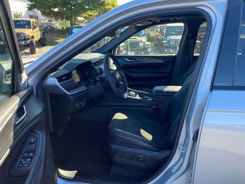 New 2025 Jeep Grand Cherokee Altitude AWD/4WD image 15