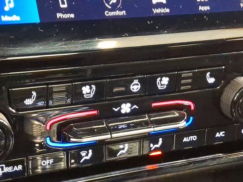 Certified 2024 Jeep Grand Cherokee Overland w/ Luxury Tech Group IV image 24