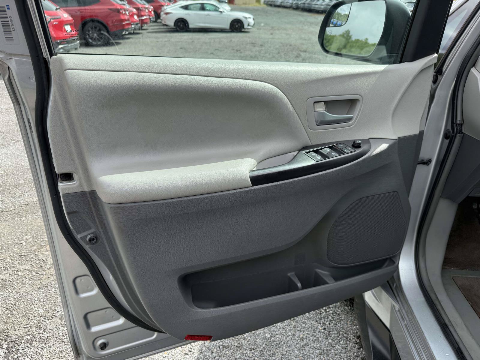 Used 2015 Toyota Sienna LE FWD image 12
