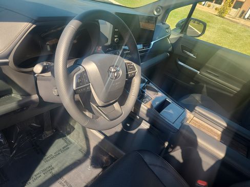 Used 2025 Toyota Sienna Limited image 16