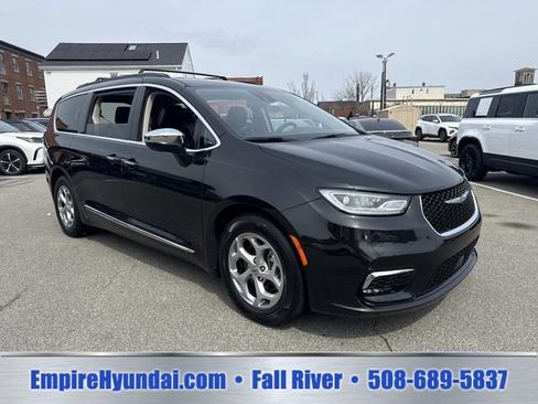 Used 2023 Chrysler Pacifica Limited FWD image 2