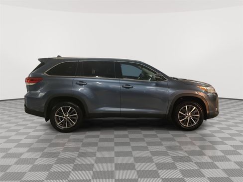 Used 2019 Toyota Highlander XLE AWD/4WD image 34