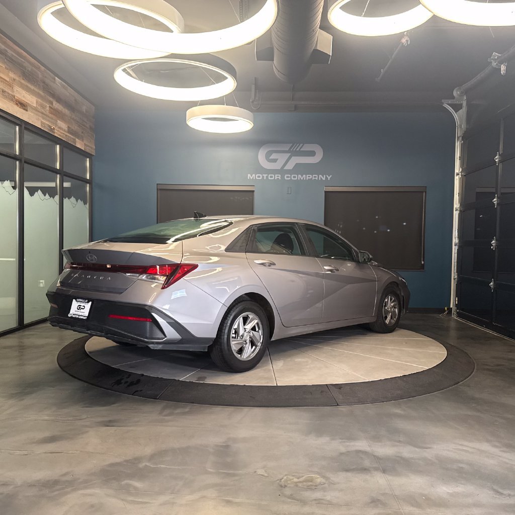 Used 2025 Hyundai Elantra SE FWD image 3