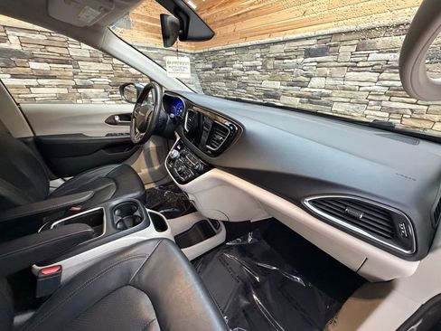 Used 2019 Chrysler Pacifica Touring-L Plus image 13