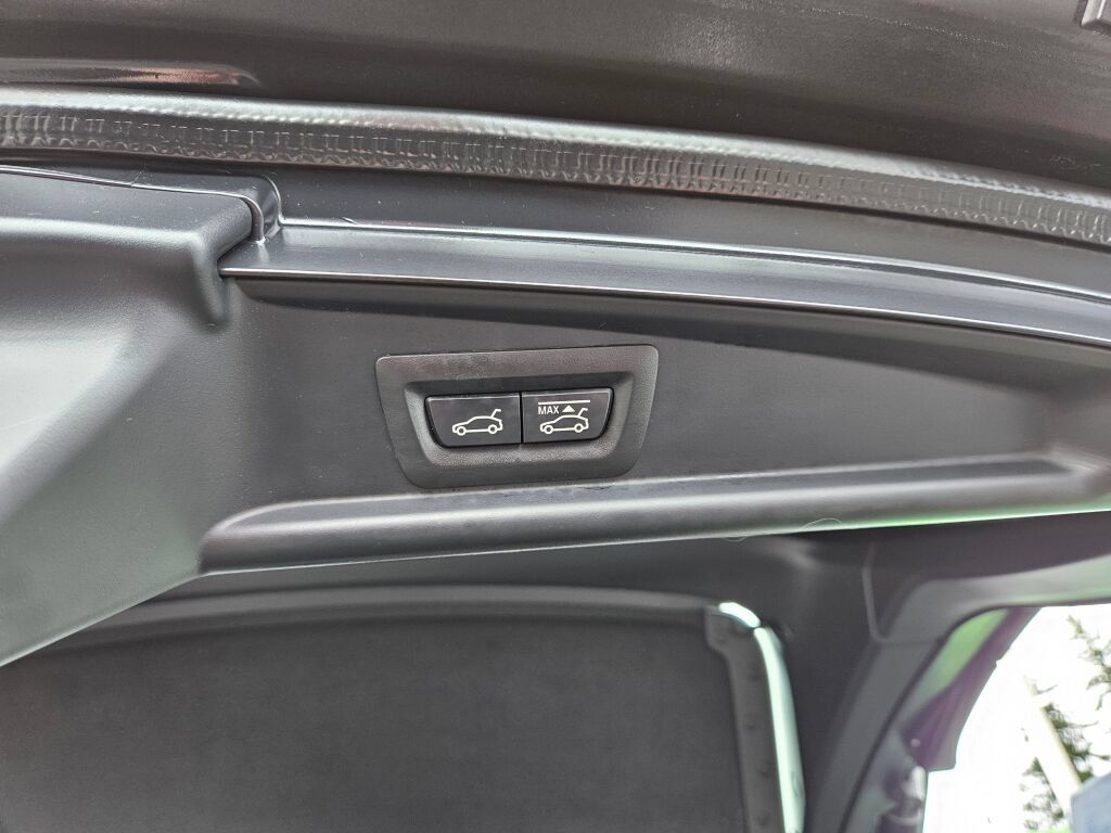 Used 2016 BMW 550i Gran Turismo xDrive w/ M Sport AWD/4WD image 11