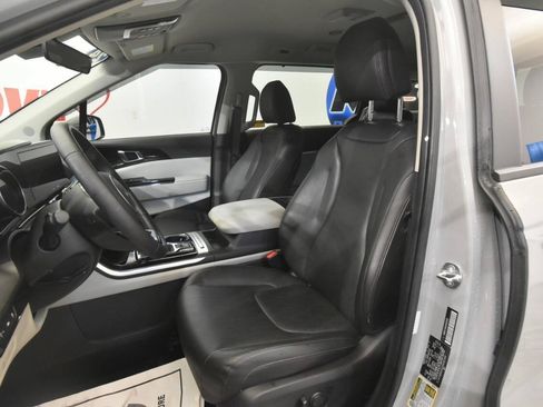Used 2024 Kia Carnival EX FWD image 11