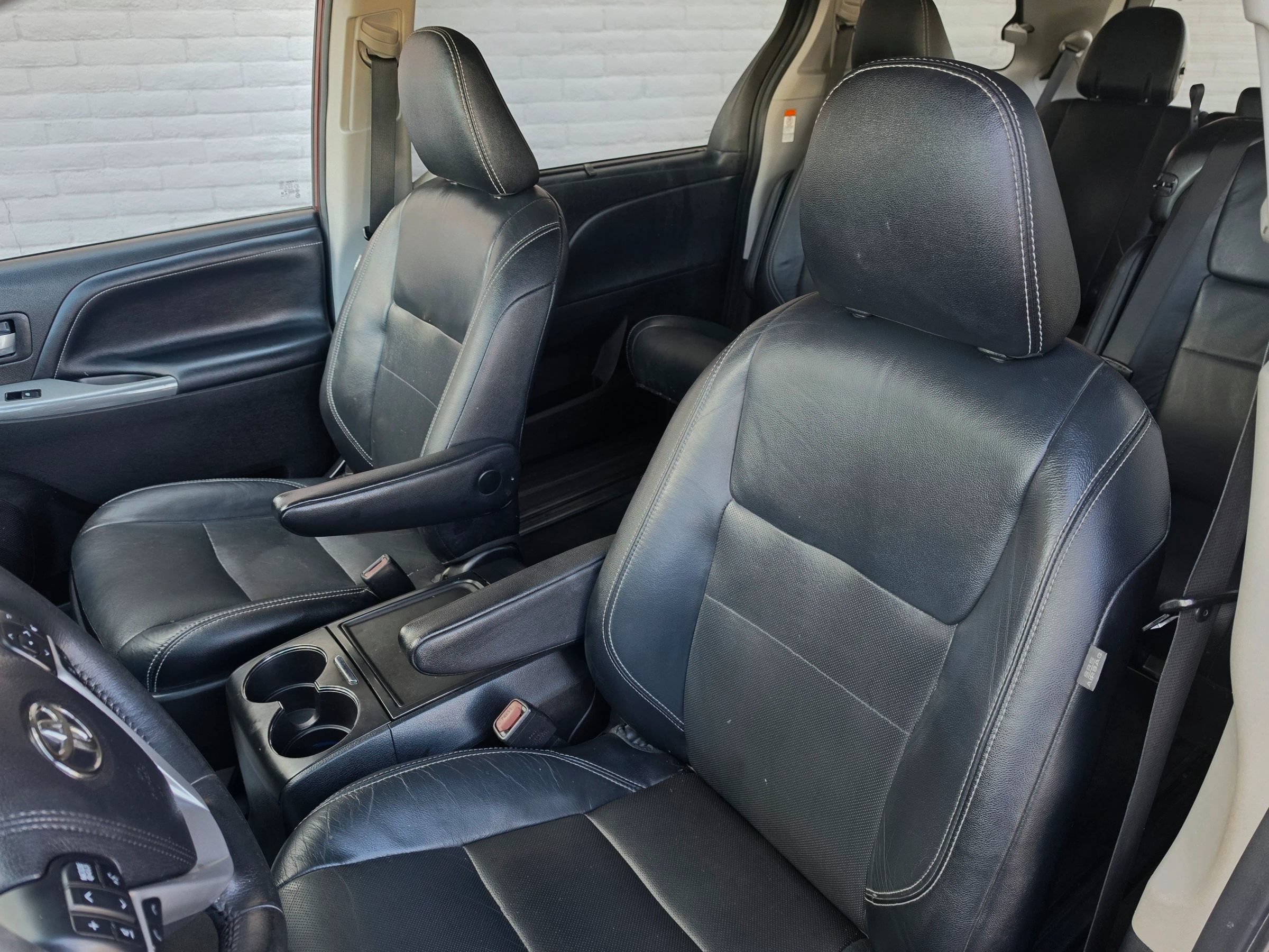 Used 2018 Toyota Sienna SE FWD image 32