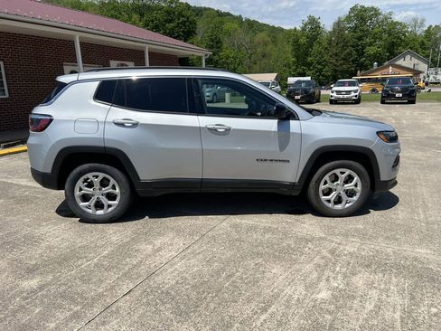 Used 2024 Jeep Compass Latitude w/ Convenience Group AWD/4WD image 2