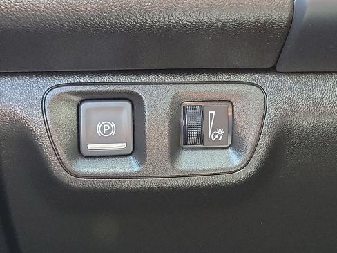 Used 2023 GMC Acadia SLE w/ Driver Convenience Package FWD image 17