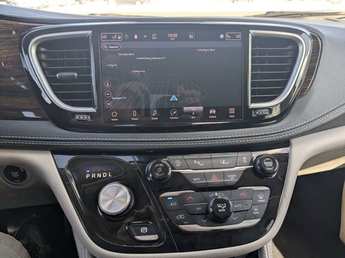 Used 2023 Chrysler Pacifica Limited FWD image 29