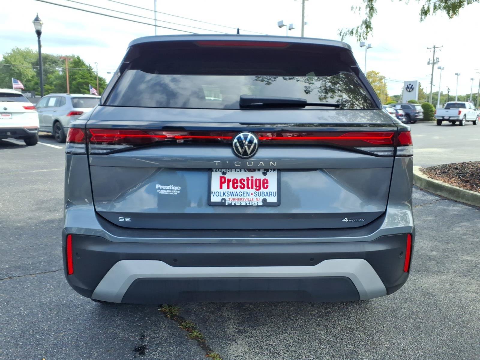 Used 2025 Volkswagen Tiguan SE AWD/4WD image 3