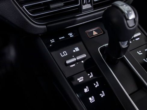 Used 2022 Porsche Macan AWD/4WD image 31