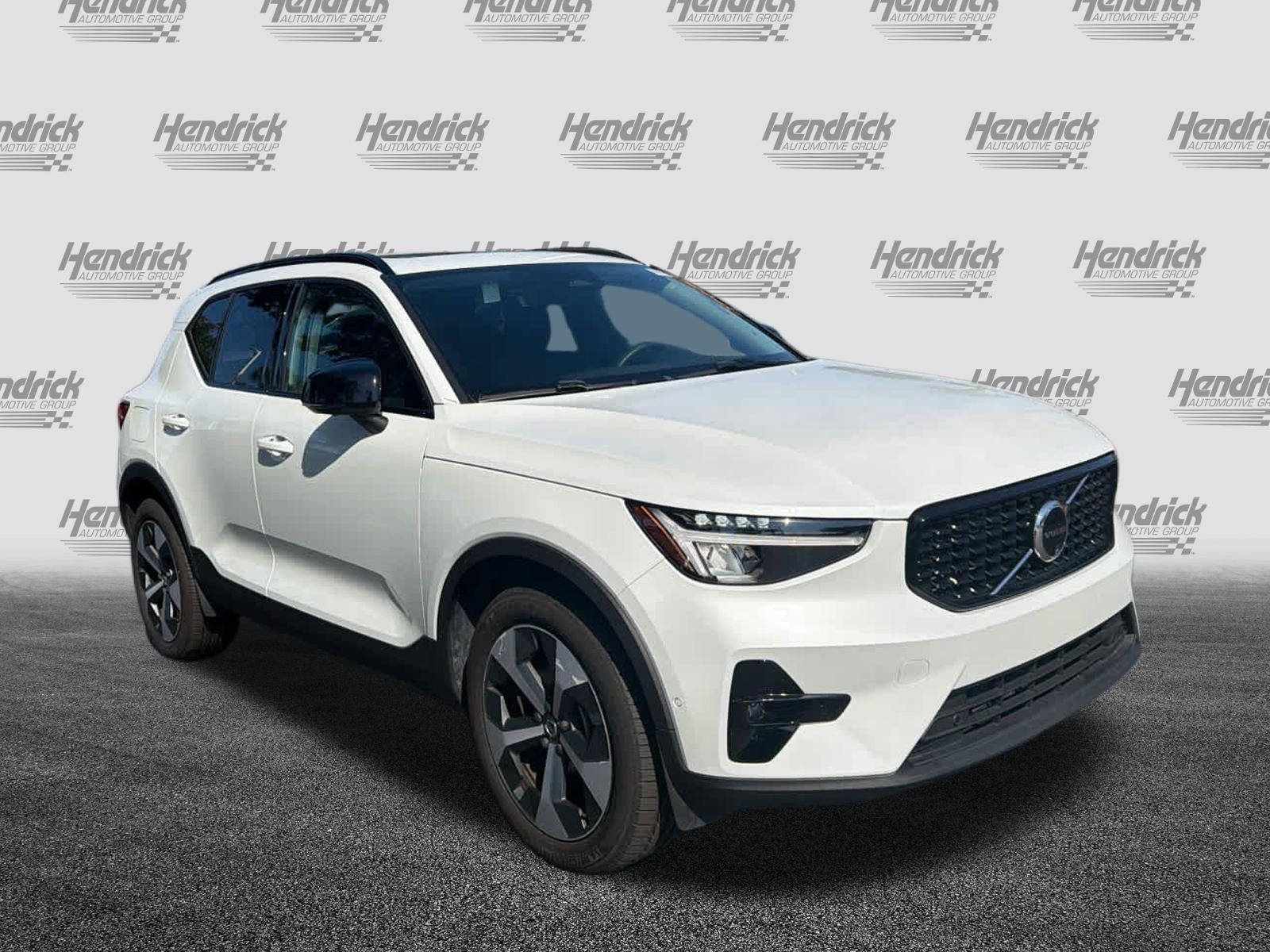 Certified 2025 Volvo XC40 B5 Plus AWD/4WD image 2