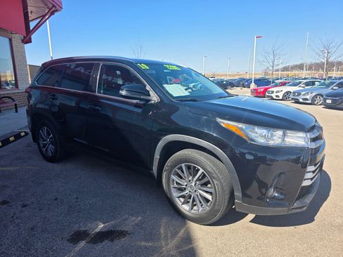 Used 2019 Toyota Highlander XLE image 3
