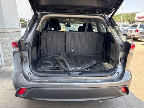 Used 2023 Toyota Highlander XLE FWD image 13