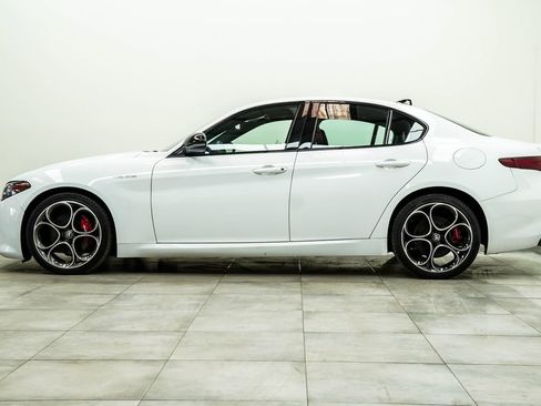 Used 2023 Alfa Romeo Giulia Veloce AWD/4WD image 8